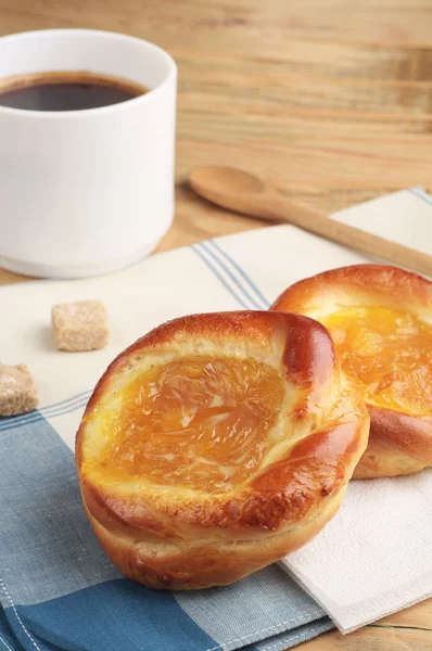 Brötchen mit Marmelade und Kaffee — Stockfoto