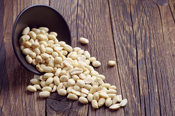 Cacahuetes en tazón y cerca — Foto de Stock