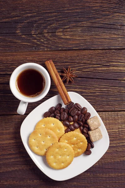 Teller mit Keksen und Kaffee — Stockfoto
