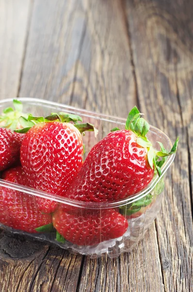 Reife Erdbeeren in der Verpackung — Stockfoto