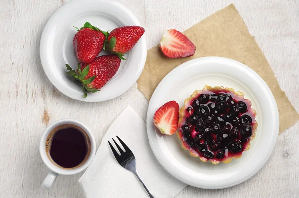咖啡、 黑醋栗和草莓蛋糕 — 图库照片