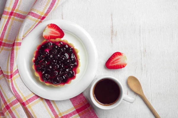 Taza de café, pastel con grosellas negras y fresa —  Fotos de Stock