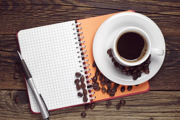 Otwarte notatnika i kubek kawy — Zdjęcie stockowe