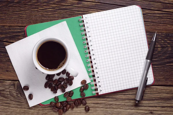 Koffie, geopende notebook en pen — Stockfoto