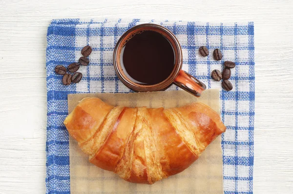 Tasse de café et croissant frais — Photo