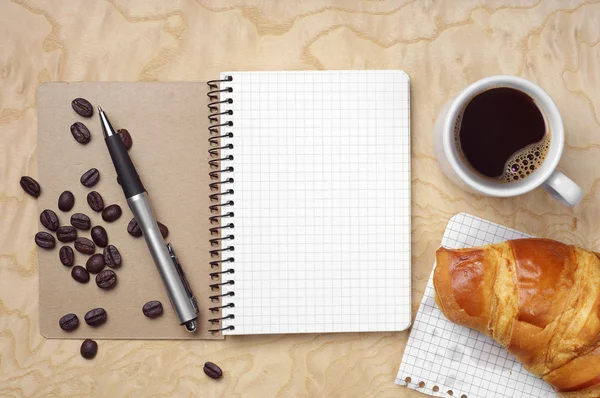 Zápisník, croissanty a káva — Stock fotografie