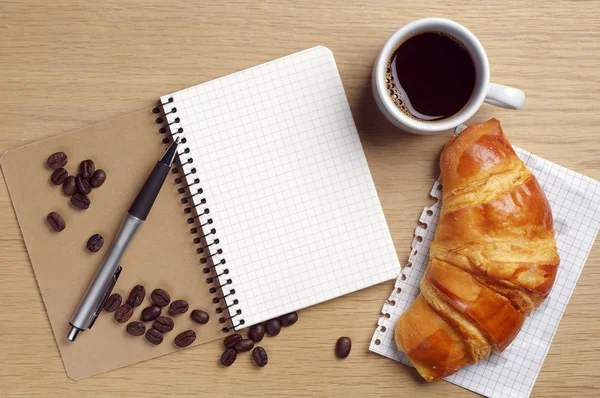 Taccuino aperto, croissant e caffè — Foto Stock