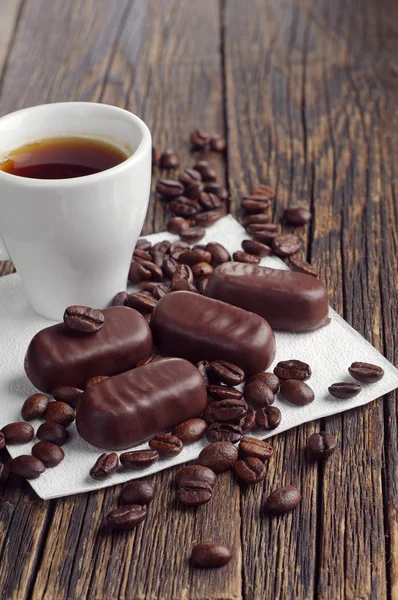 Koffiekopje en chocolade snoep — Stockfoto