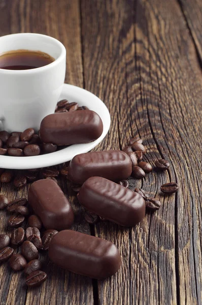 Dulces de chocolate y taza de café — Foto de Stock