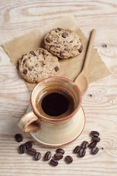 Kaffe kopp och choklad cookies — Stockfoto