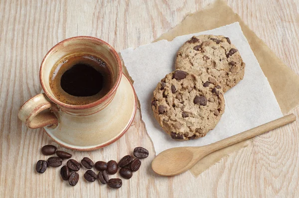 Café e biscoitos com chocolate — Fotografia de Stock
