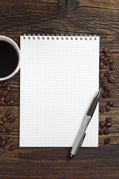 Açılan not defteri kalem ve kahve — Stok fotoğraf
