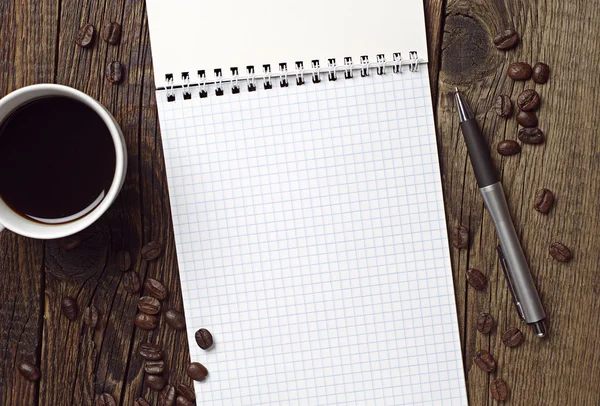 Koffie, geopende notebook en pen — Stockfoto