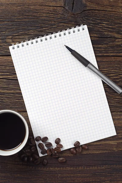 Kahve, açılan defter ve kalem — Stok fotoğraf
