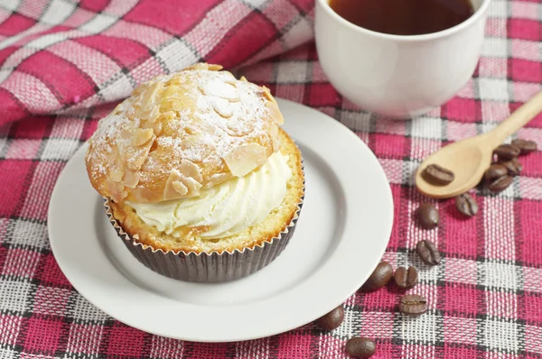 Gâteau crémeux et café — Photo