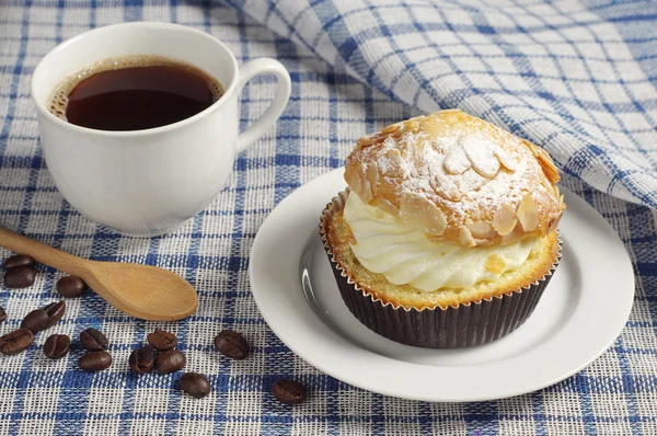 Creamy cake and coffee — Stock Photo, Image
