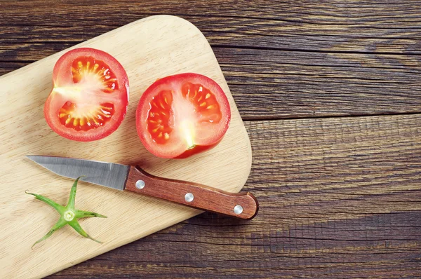 İki domates dilimleri kesme tahtası üzerinde — Stok fotoğraf