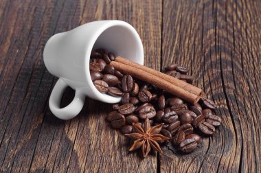Fincan kahve çekirdekleri, tarçın ve anason ile