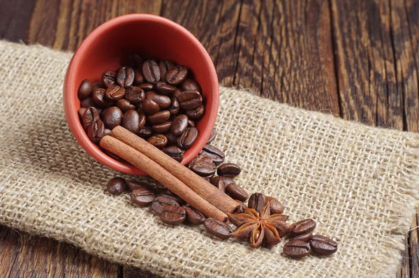 Kom met koffiebonen, kaneel en anijs — Stockfoto