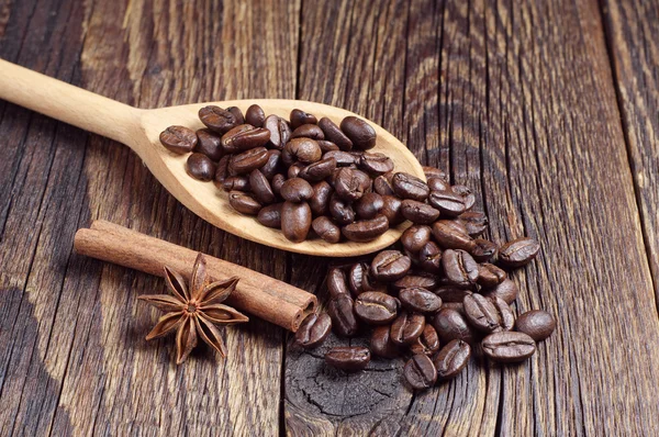 Koffiebonen en houten lepel — Stockfoto