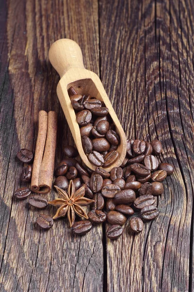 Kahve çekirdekleri ve ahşap kepçe — Stok fotoğraf