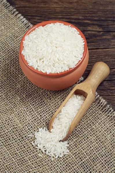 Cuenco y cuchara llena de arroz —  Fotos de Stock