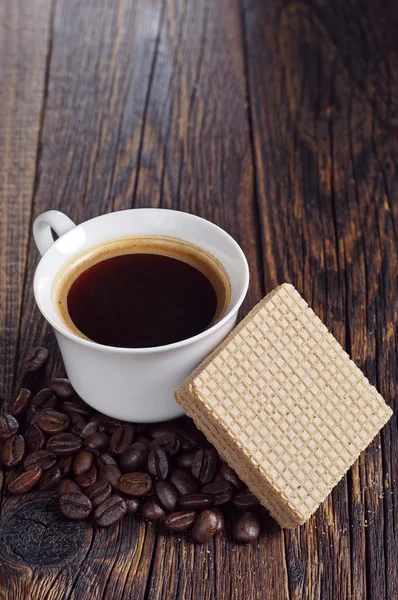 Koffie en heerlijke wafeltjes — Stockfoto
