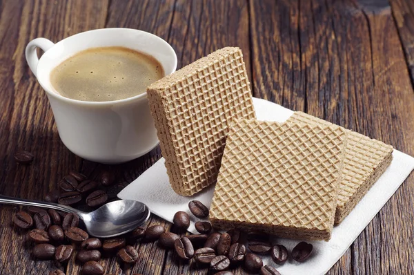 Taza de café y obleas —  Fotos de Stock