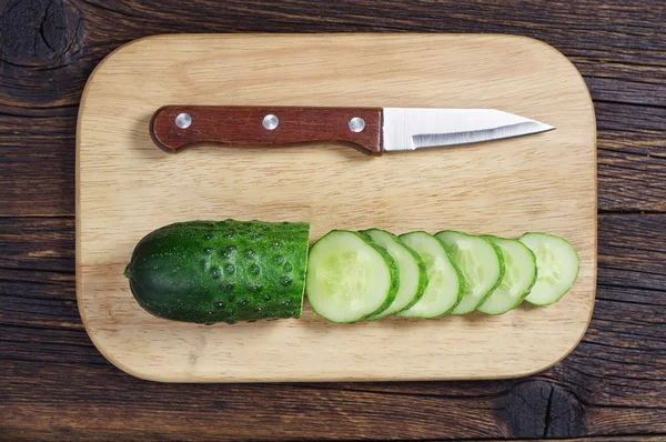 Plasterki ogórka zielonego i nóż — Zdjęcie stockowe