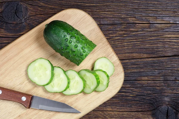 Yeşil salatalık ve dilim — Stok fotoğraf