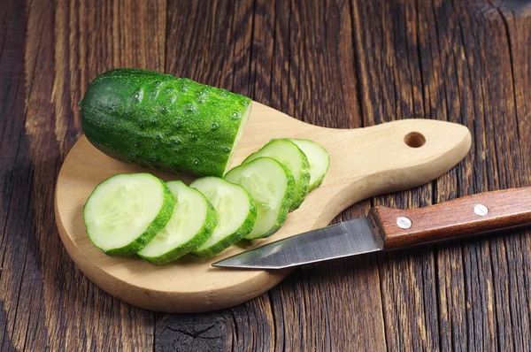 Pepino fatiado em uma placa de corte — Fotografia de Stock