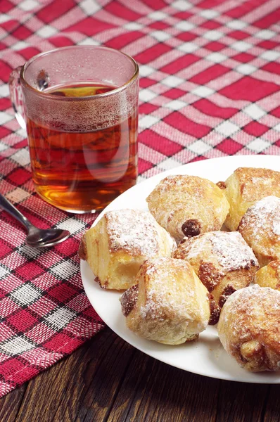 Cookies with raisins and tea — Stock Photo, Image