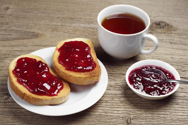 Tost ekmeğine reçel ve çay — Stok fotoğraf