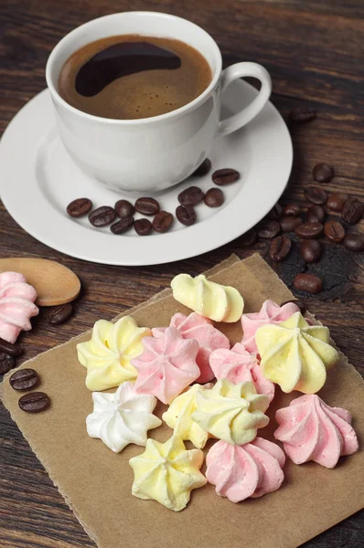 カラフルなメレンゲ クッキーとコーヒー — ストック写真
