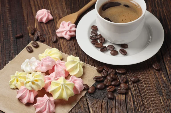 Galletas Merengue y taza de café —  Fotos de Stock