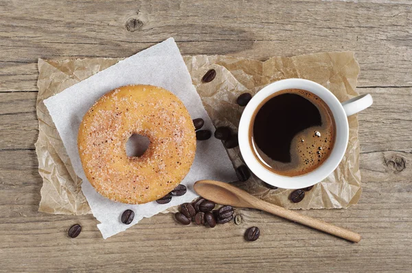 Donut e xícara de café — Fotografia de Stock