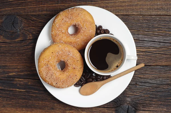 Tallrik med munkar och kaffe — Stockfoto