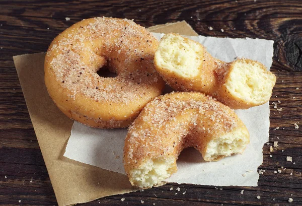 Donut en twee helft — Stockfoto