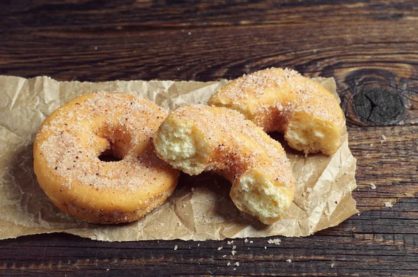 Donut på skrynkligt papper — Stockfoto