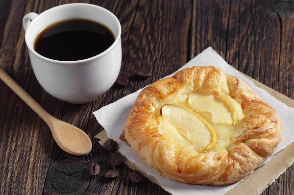 Bun com maçã e xícara de café — Fotografia de Stock