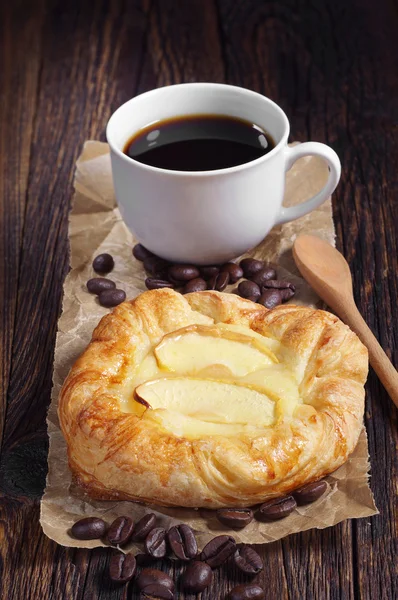 Zoet broodje met apple en koffie — Stockfoto
