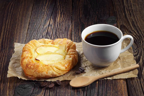 Kahve ve çörek elma ile — Stok fotoğraf