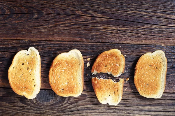 Chleb tostowy trzy plasterki i jeden zgrywanie — Zdjęcie stockowe