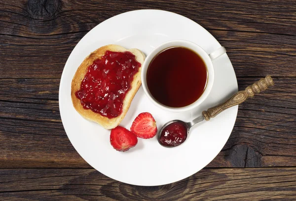 Kopje thee en geroosterd brood met jam — Stockfoto
