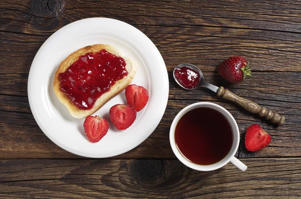 Çay Kupası ve tost ile çilek reçeli — Stok fotoğraf