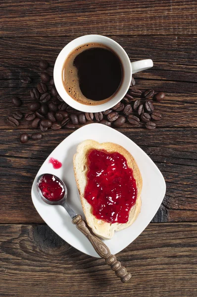 Tost ekmeğine reçel ve kahve — Stok fotoğraf