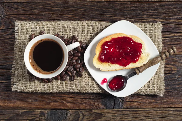 Káva a opečený chleba s marmeládou — Stock fotografie