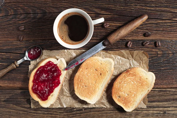 Kopje koffie en een geroosterd brood met jam — Stockfoto