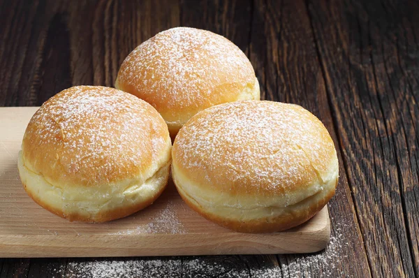 Traditionelle Krapfen mit Puderzucker — Stockfoto