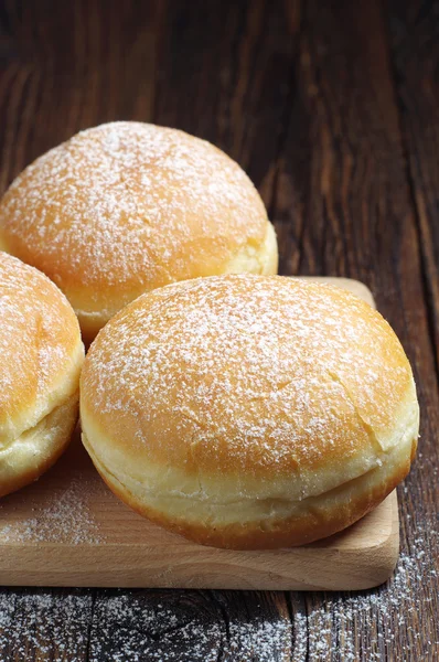 Donuts de Berliner com açúcar em pó na mesa de madeira — Zdjęcie stockowe